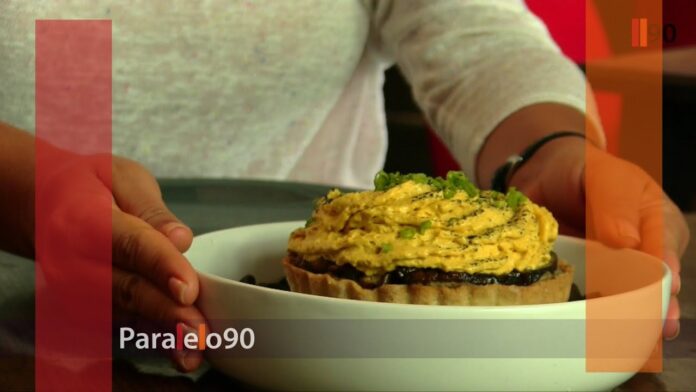 A comer hongos silvestres de los bosques en una tarta xalapeña