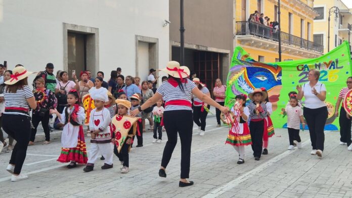 Alegre y colorido desfile previo a la coronación de los Reyes Infantiles