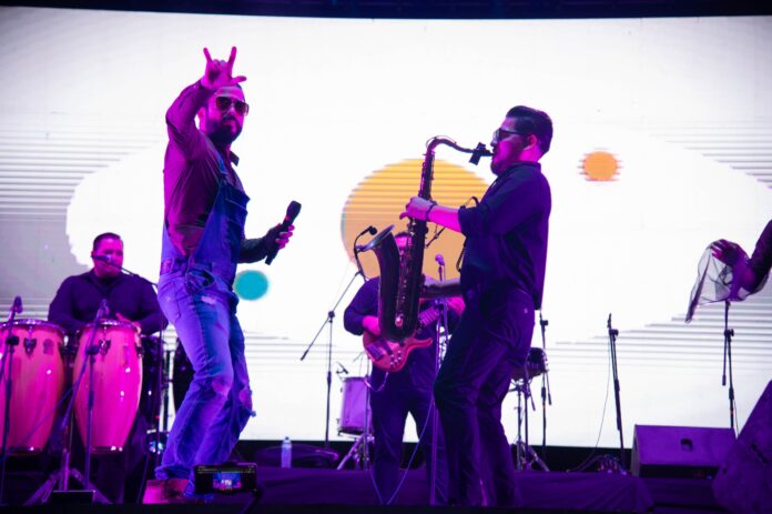 Festival de cumbia llena de ambiente la ExpoFeria Coatza 2026; miles acuden al Teatro del Pueblo