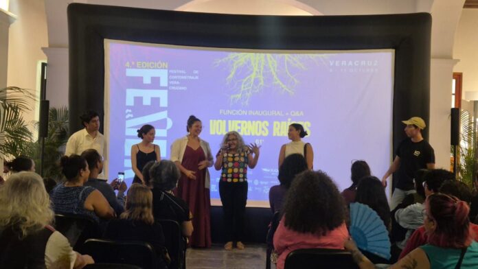 Participantes de la cuarta edición del Festival de Cortometraje Veracruzano FEVER 2026 durante una presentación en Veracruz.